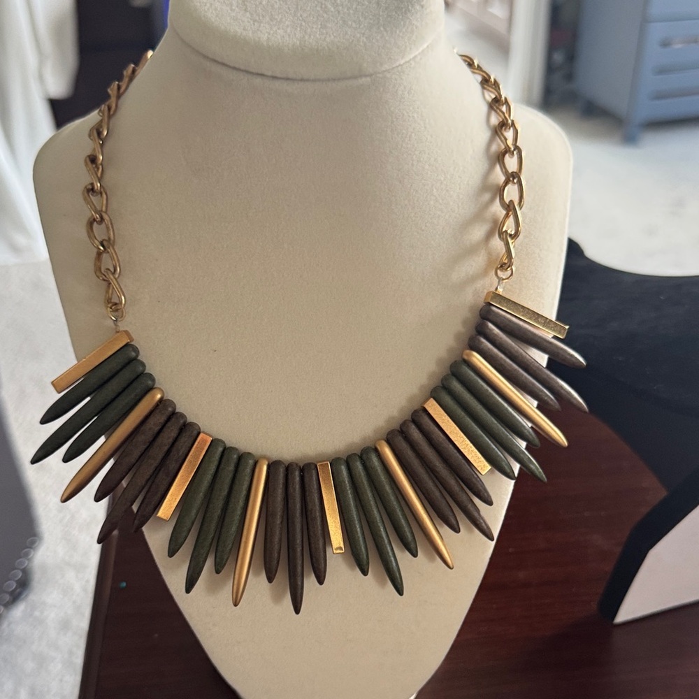 Elegant Gold and Brown Necklace